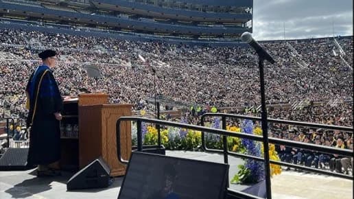 Professor durante o discurso polêmico de formatura