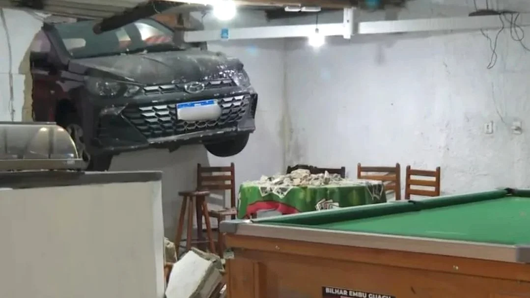 Imagem do acidente envolvendo o carro de um motorista que jogou o veículo para salvar um motoboy