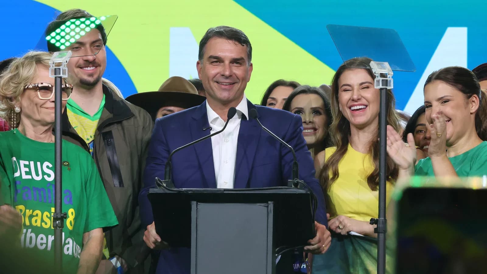 Flávio Bolsonaro traça estratégia para o segundo turno