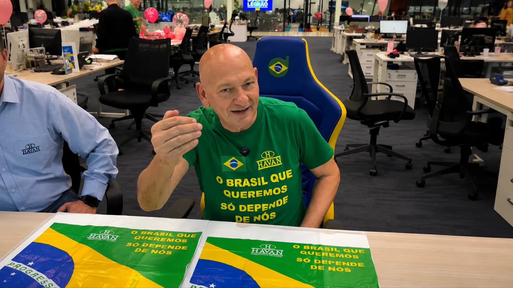 Luciano hang diz que MPF pediu fim das sacolas com a bandeira do Brasil