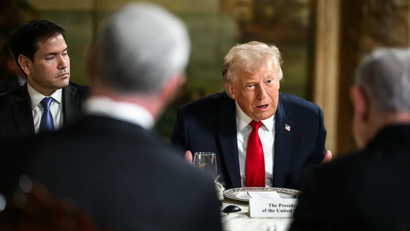 Trump conversando com netanyahu