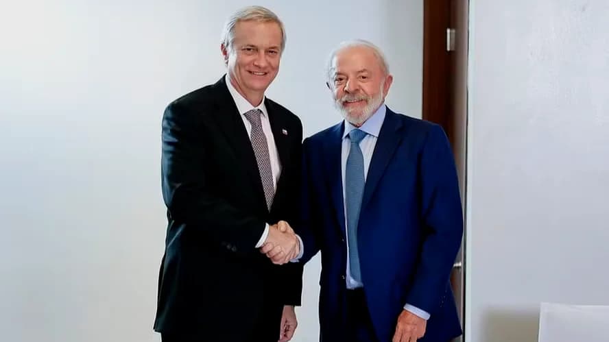 Lula aperta a mão de Kast, o presidente do Chile, o petista não foi na posse dele, diferentemente de Flávio