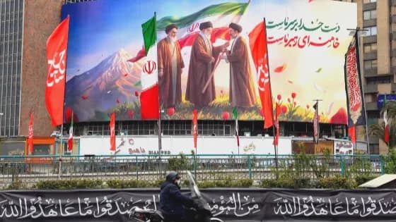 Imagem mostra propaganda do regime iraniano sobre a eleição de Mojtaba