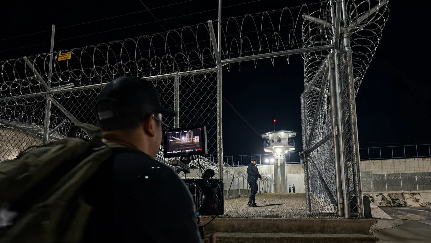 Equipe da Brasil Paralelo dentro do maior presídio de El Salvador.