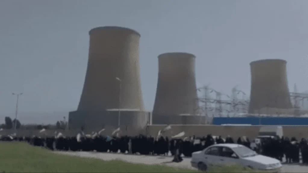 civis em frente a usinas nucleares
