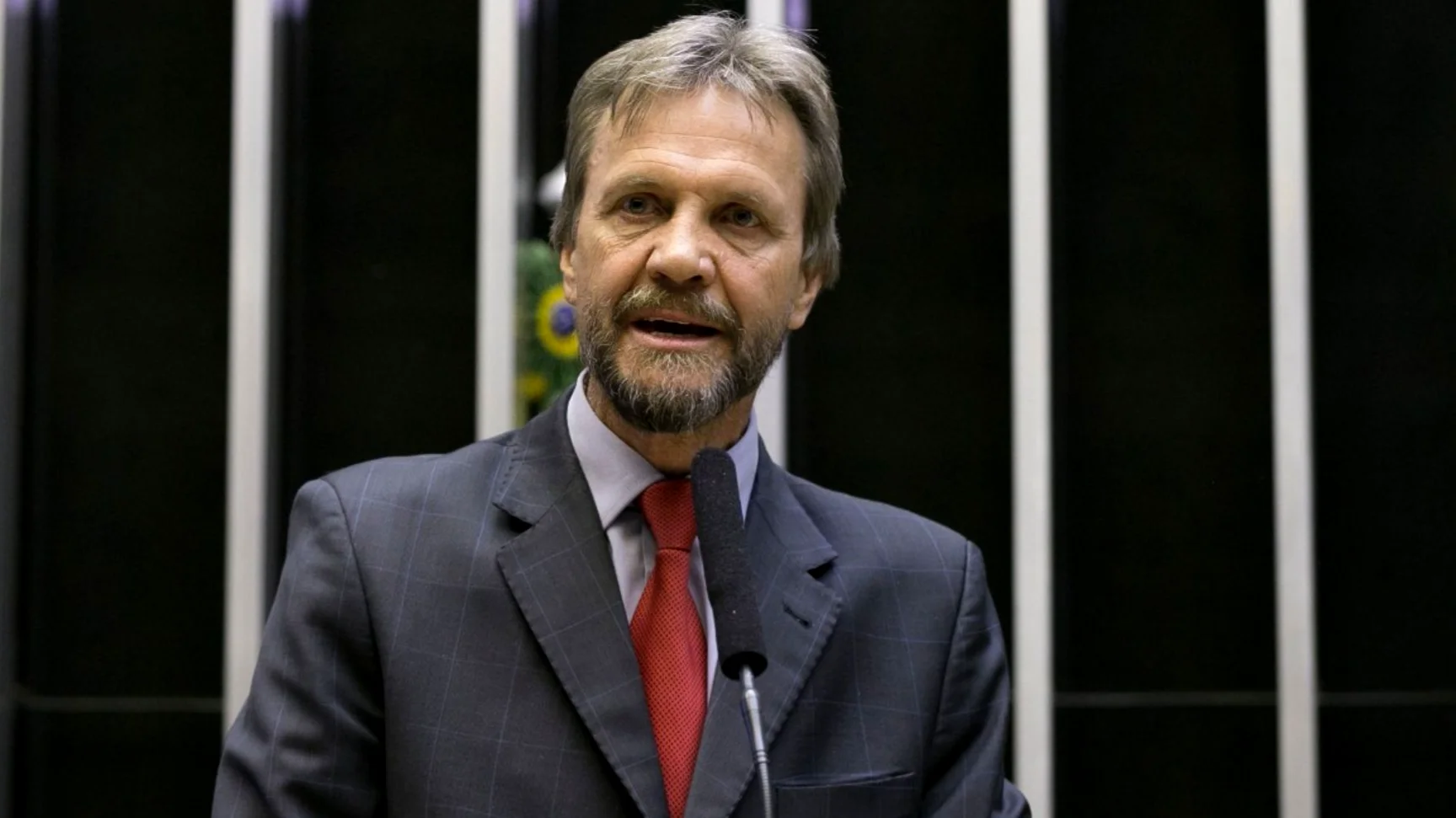 Deputado Pedro Uczai em reunião na Câmara; ao fundo, elementos que remetem à discussão da PEC da Segurança Pública e do fundo de recursos federais.