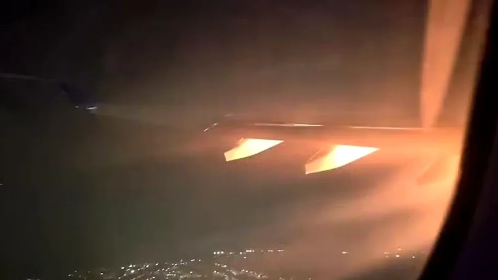 Asa do avião da Delta Air Lines após ter explodido