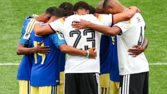 Jogadores da Alemanha  e Curaçao rezando juntos