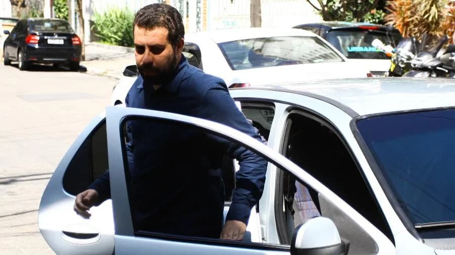 Guilherme Boulos saindo de um carro