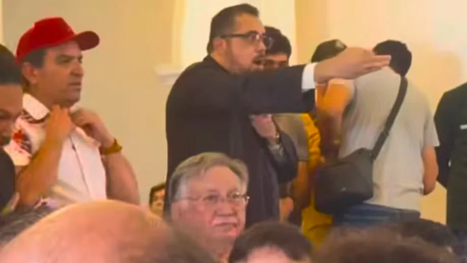 religioso impedindo manifestações políticas durante cerimonia religiosa em igreja