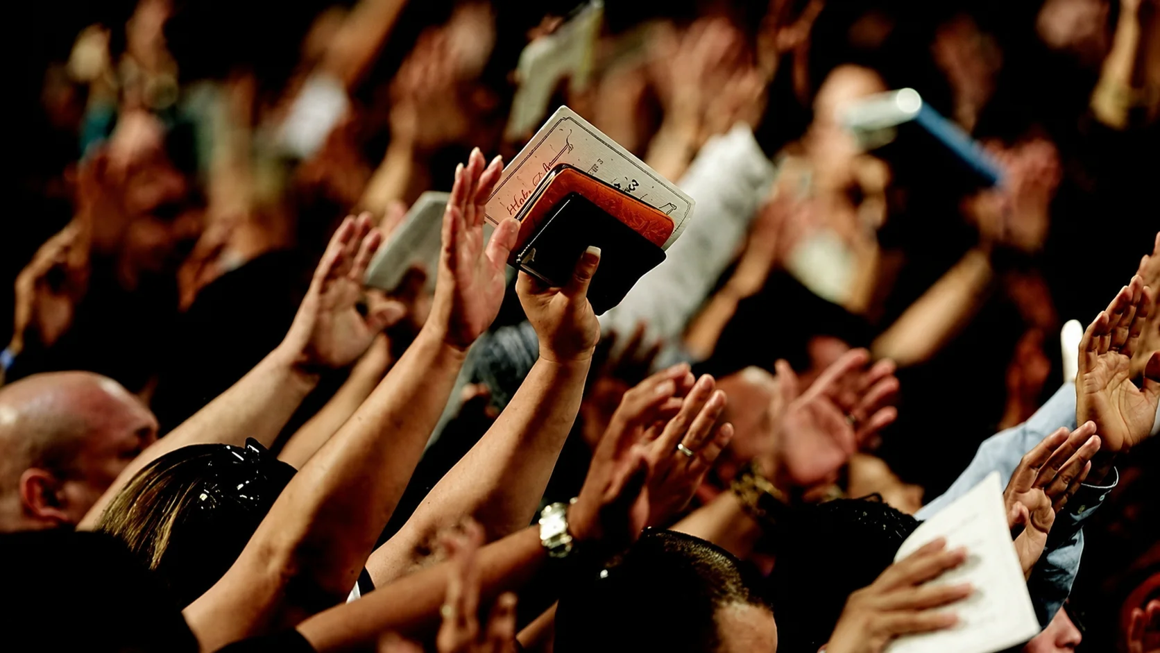 Pessoas louvando em um culto evangélico