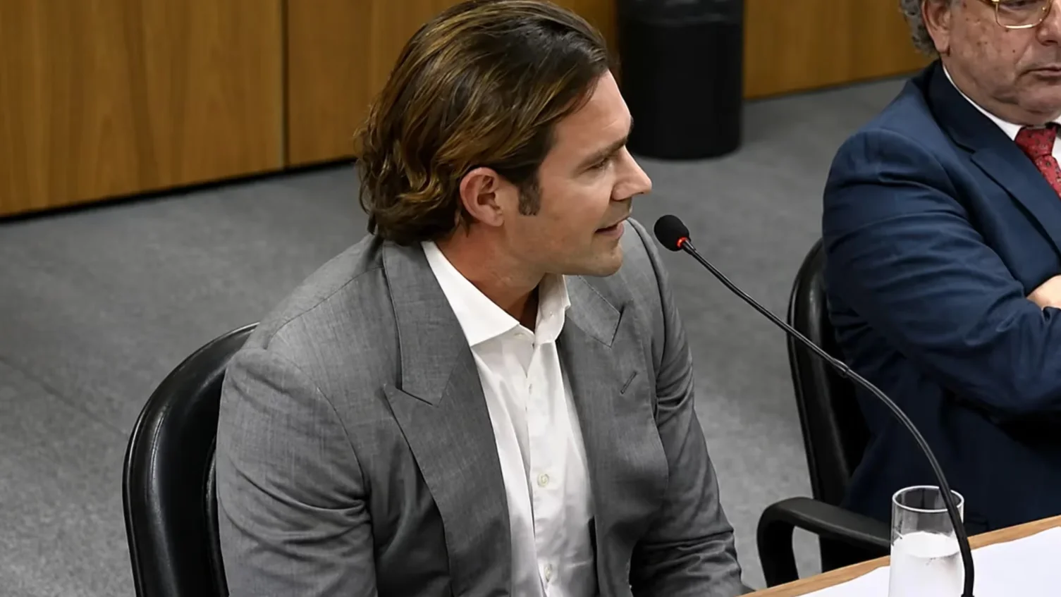 Daniel Vorcaro fala ao microfone durante depoimento