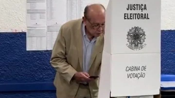 Gilmar Mendes votando com o celular na mão
