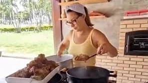 Janja cozinhando carne de paca