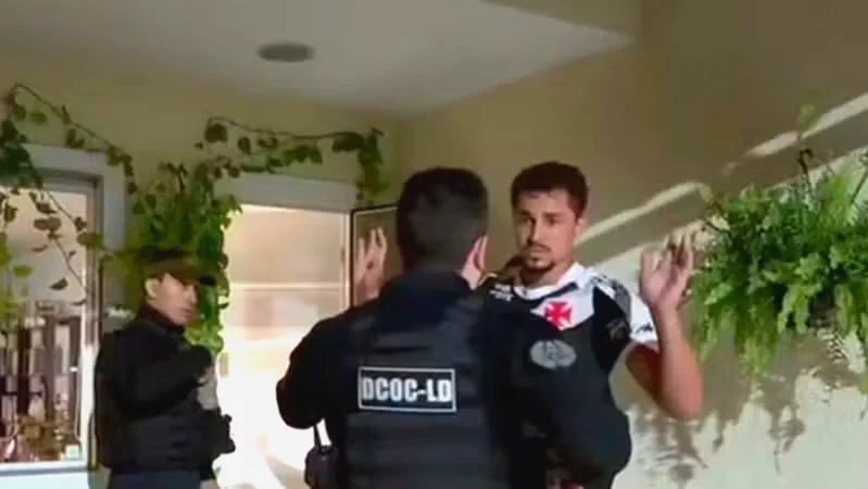 Vereador sendo preso pela Polícia Civil durante operação