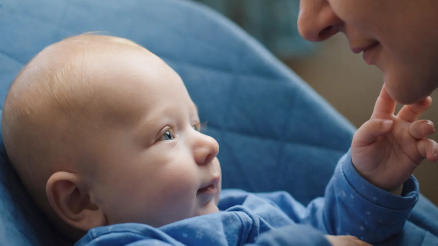 bebê tocando rosto da mãe, estudo revela a importância disso.