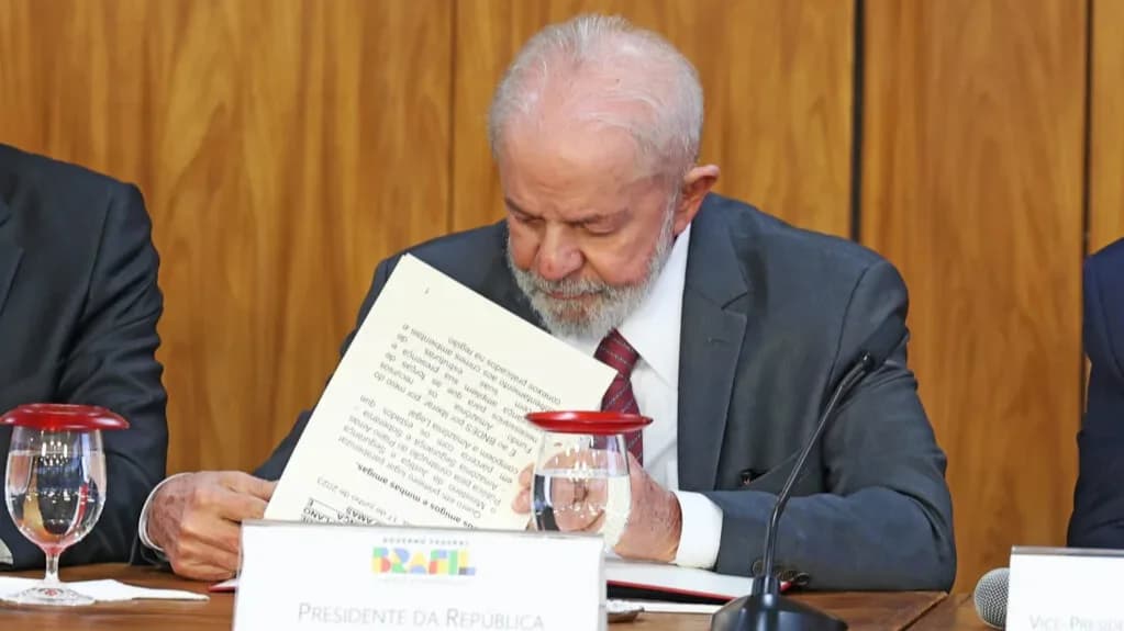 Lula assina lei que torna a educação política obrigatória no brasil