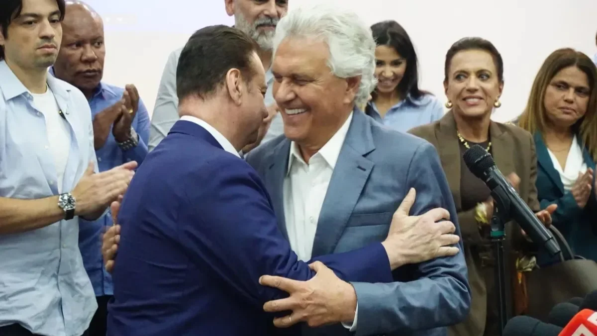 Gilberto Kassab abraçando Ronaldo Caiado