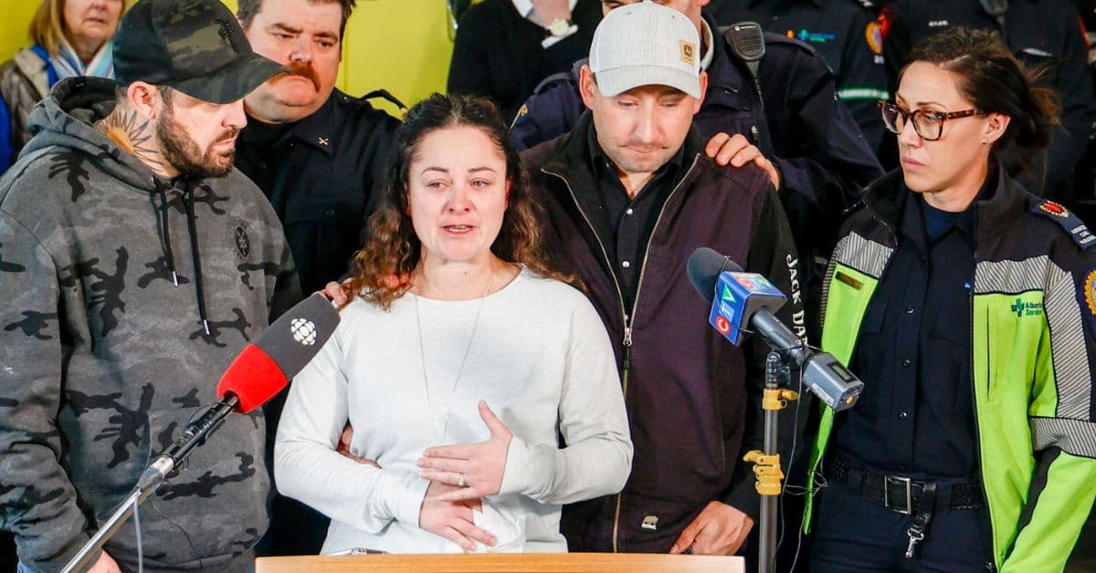 Paramédica é amparada por familiares, policiais e bombeiros