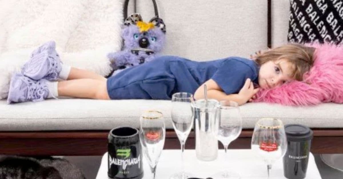 Fotos de crianças com ursinhos de pelúcia com adereços que lembram objetos sadomasoquistas