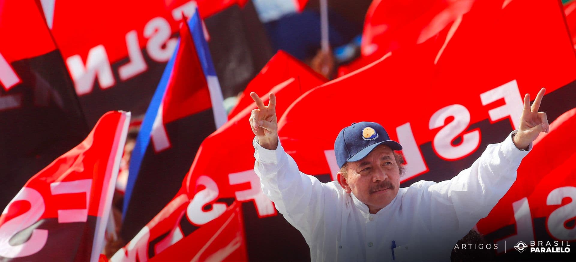 Presidente Daniel Ortega em desfile da FSLN