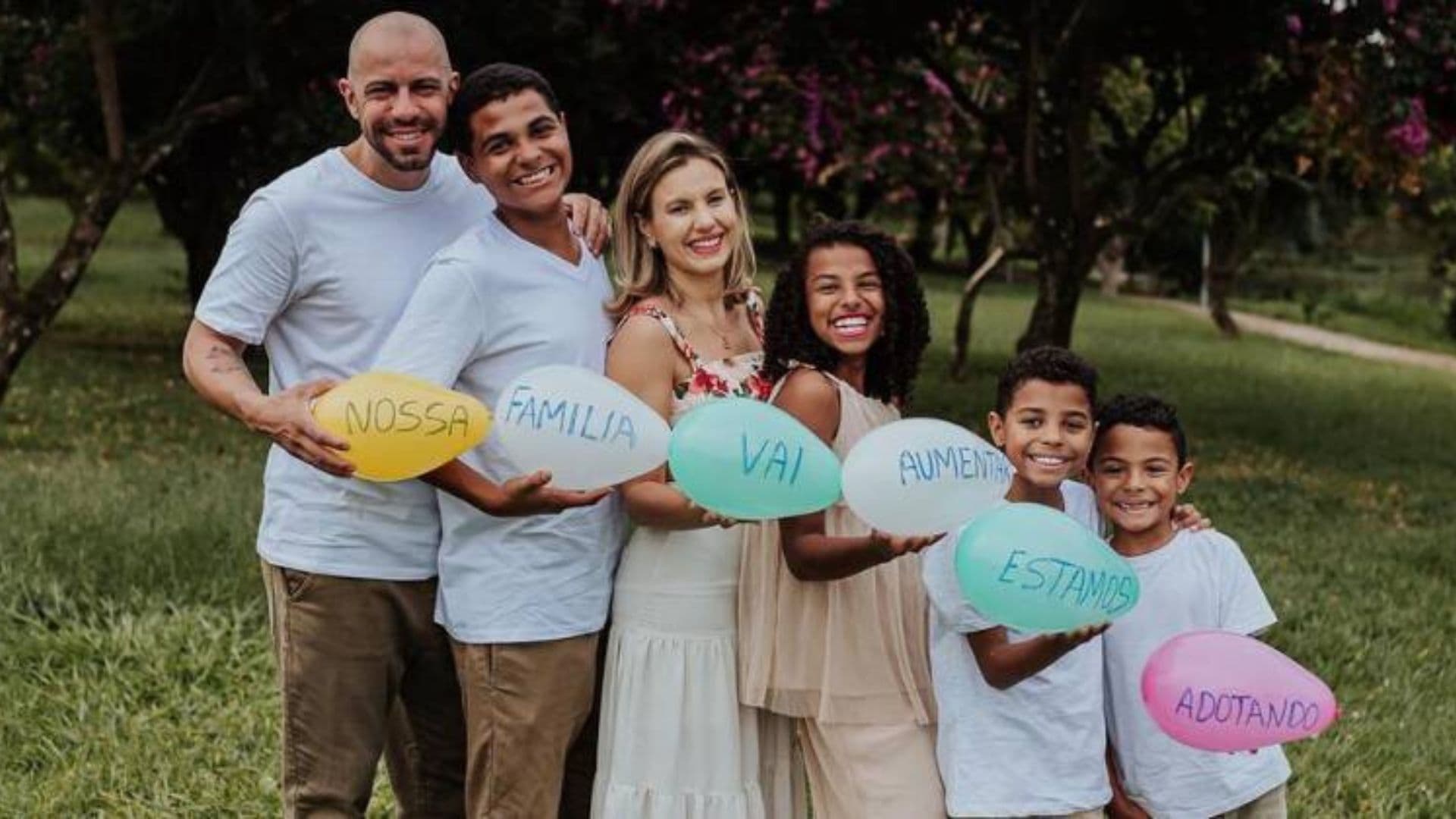 Menina de 17 anos Chora de Alegria ao ser Adotada