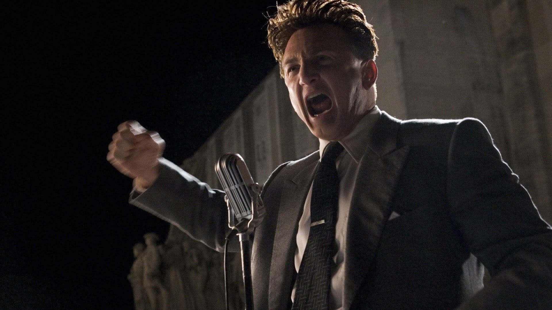 O político Willie Stark (Sean Penn) em um discurso inflamado.