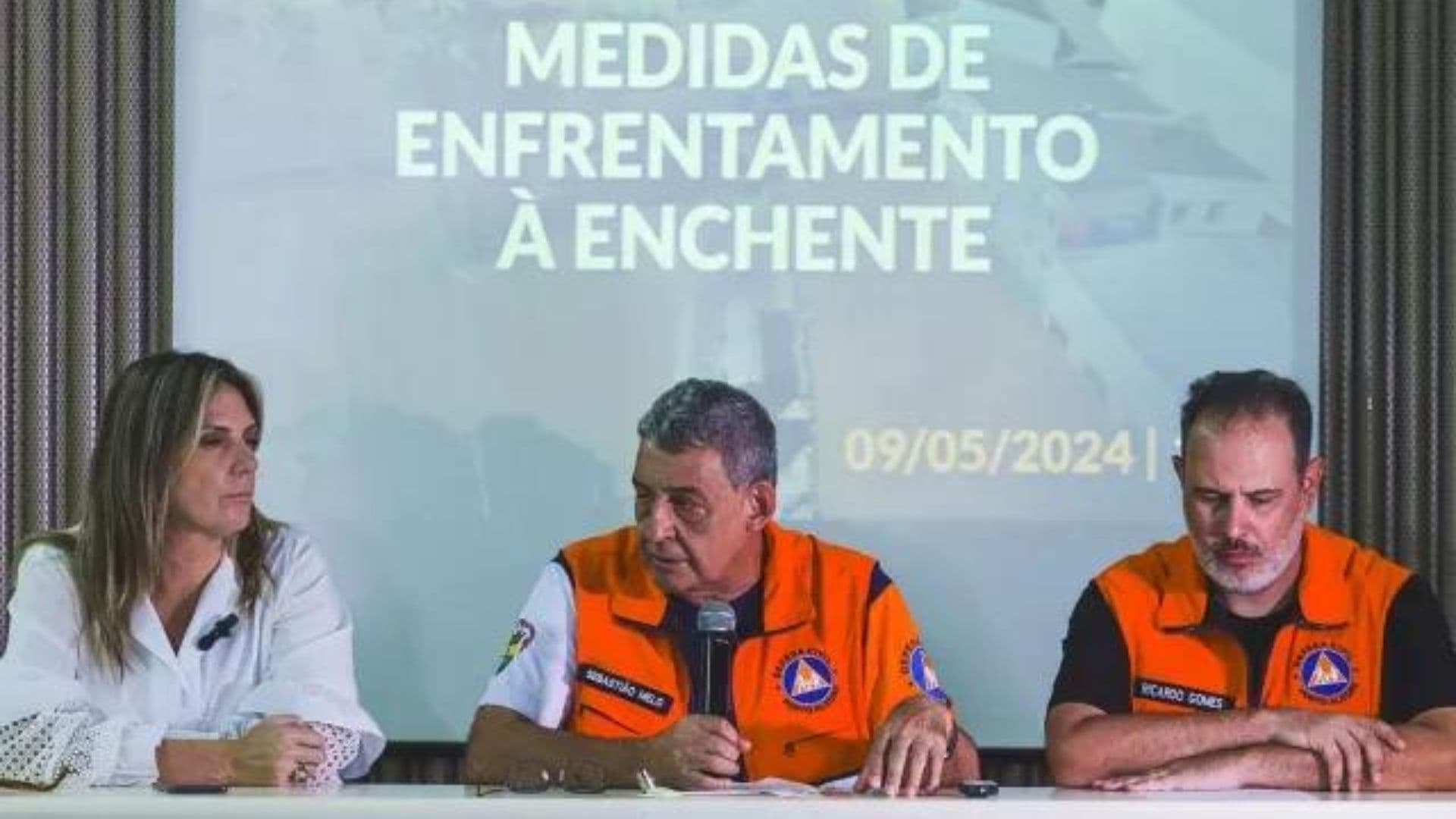 Sebastião Melo e Ricardo Gomes em coletiva de imprensa sobre a tragédia no Sul