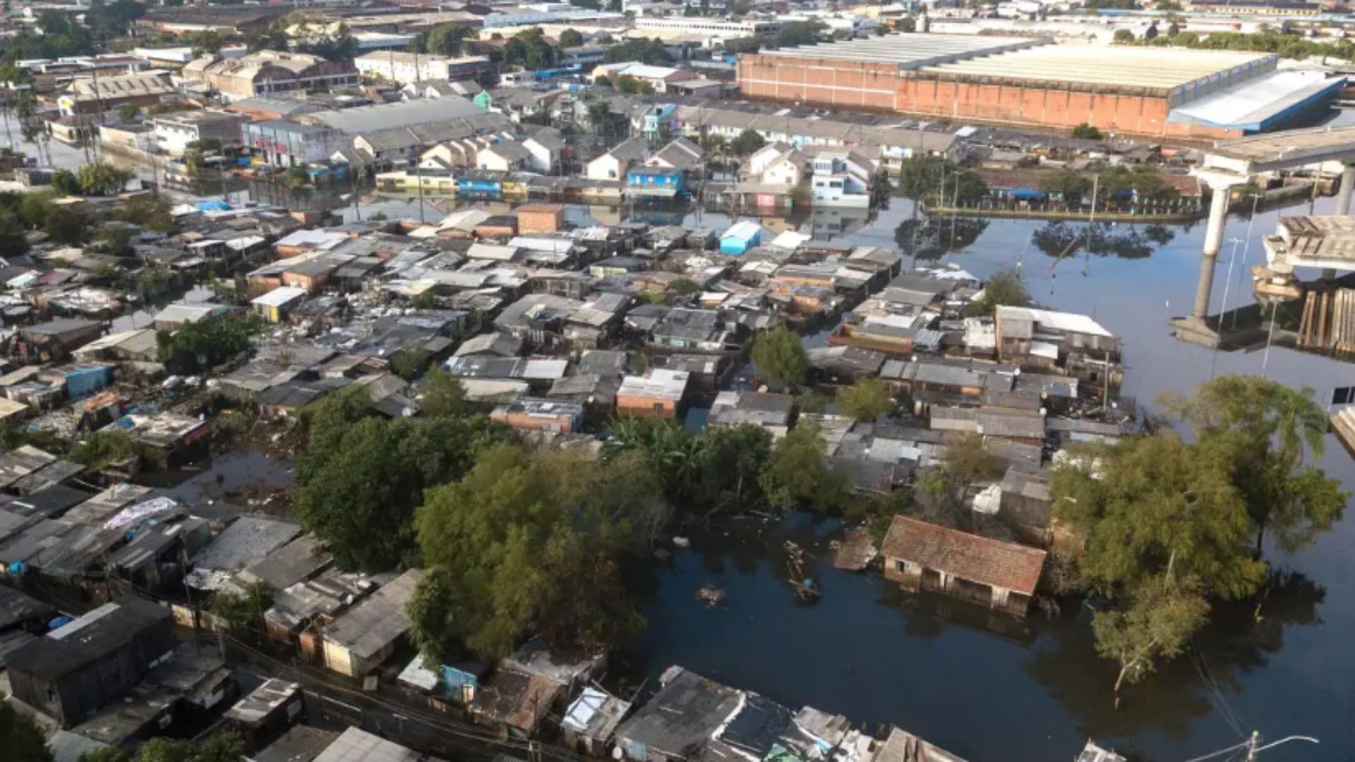 Imagem aérea de bairro alagado em Porto Alegre