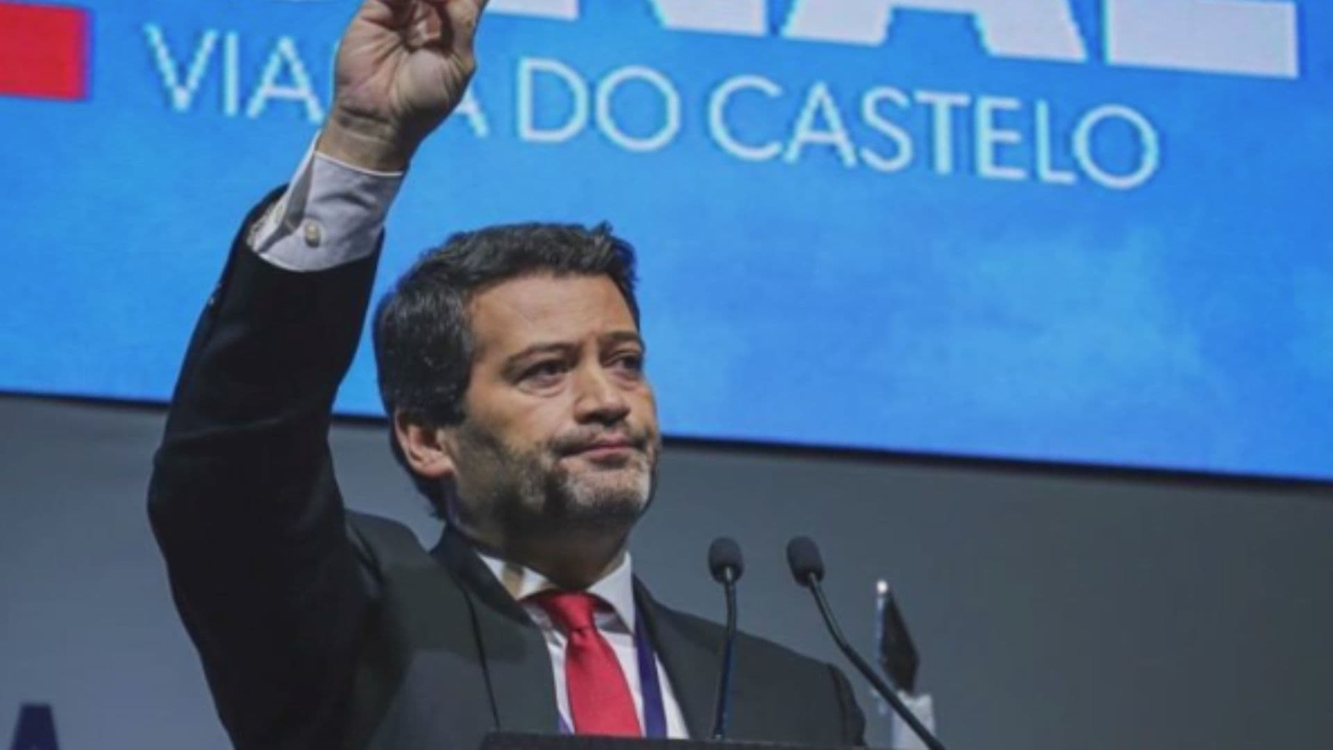 André Ventura faz gesto de vitória