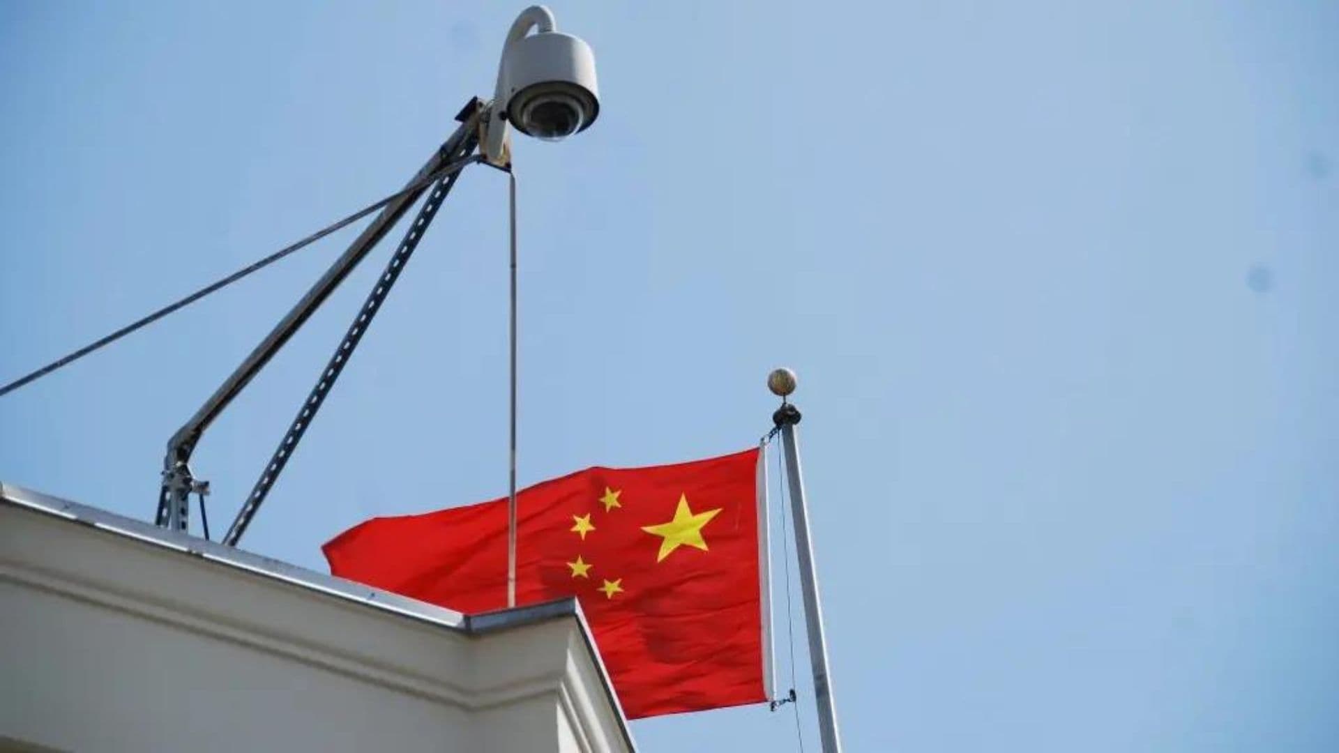 Câmera posicionada na frente de bandeira chinesa
