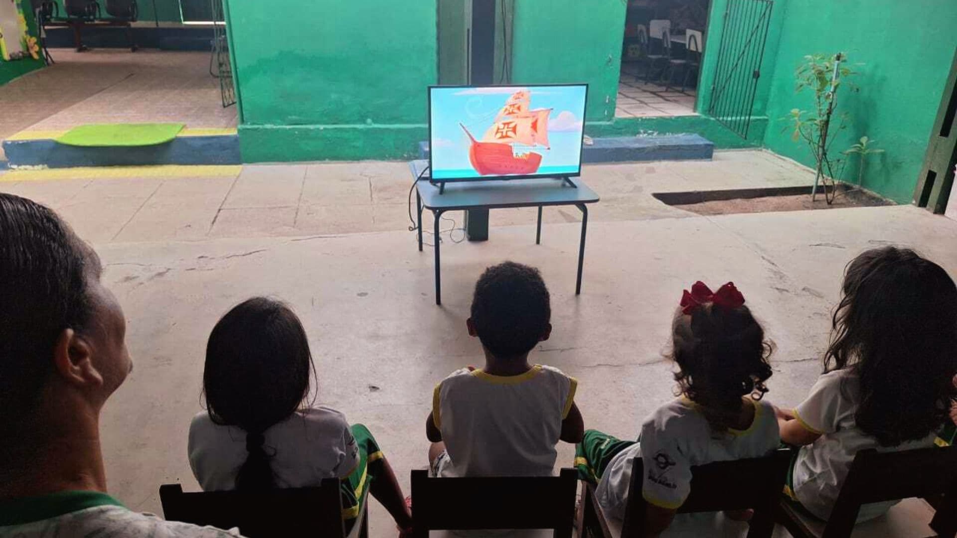 Alunos do Instituto RECEBS assistem ao desenho Pindorama