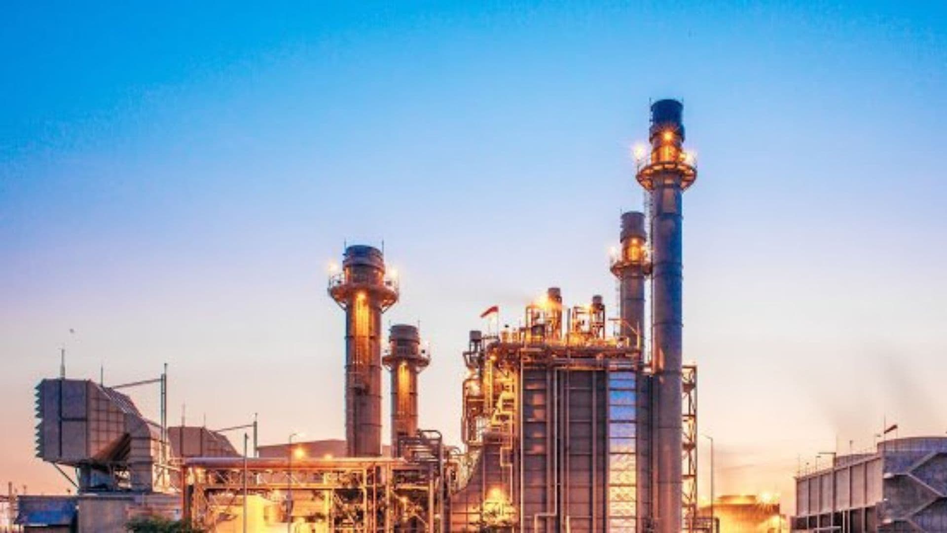 Indústria vista de fora ao pôr do Sol