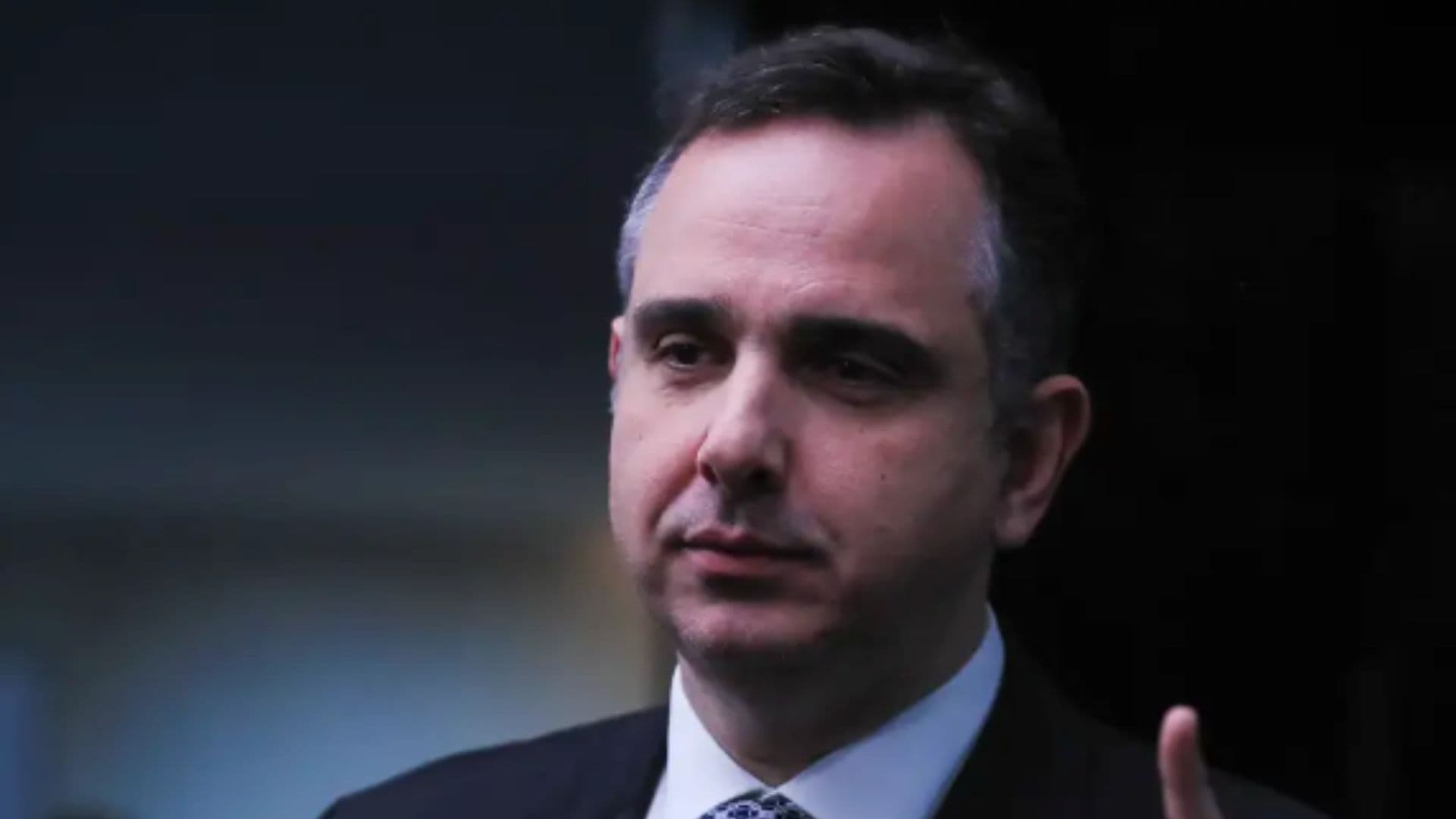 Rosto de Rodrigo Pacheco aparece na imagem