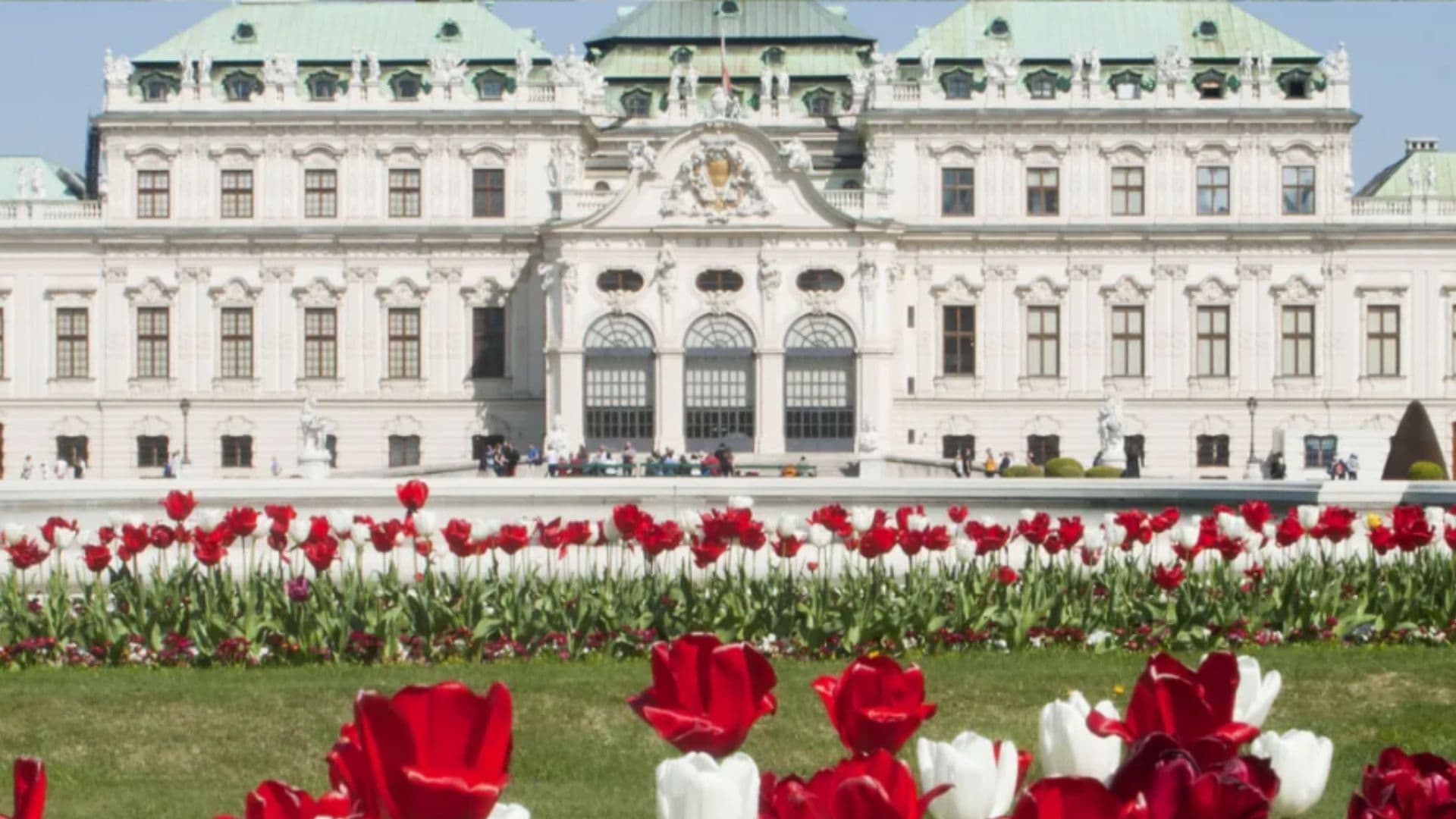 Imagem de um dos castelos de Viena, com flores em primeiro plano