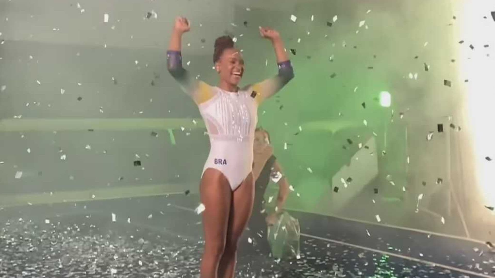 Rebeca aparece entre papéis