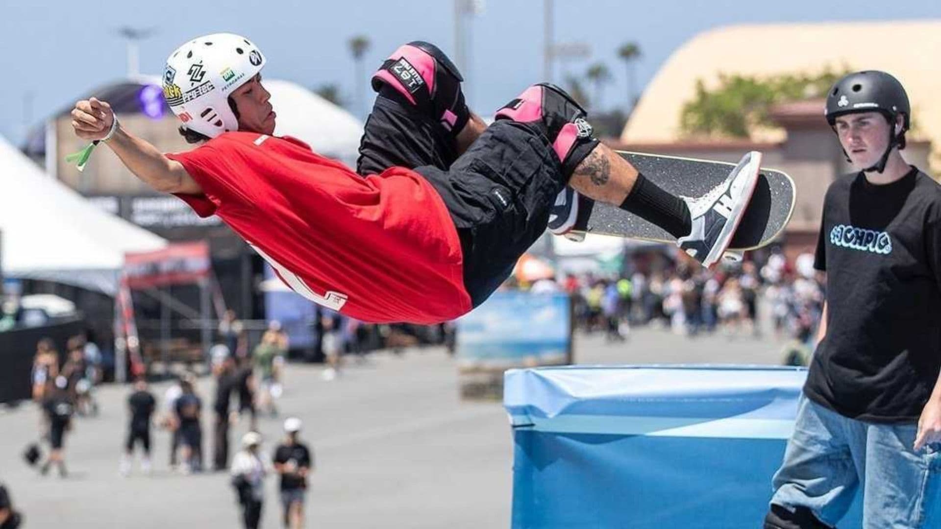 Augusto faz manobra de skate