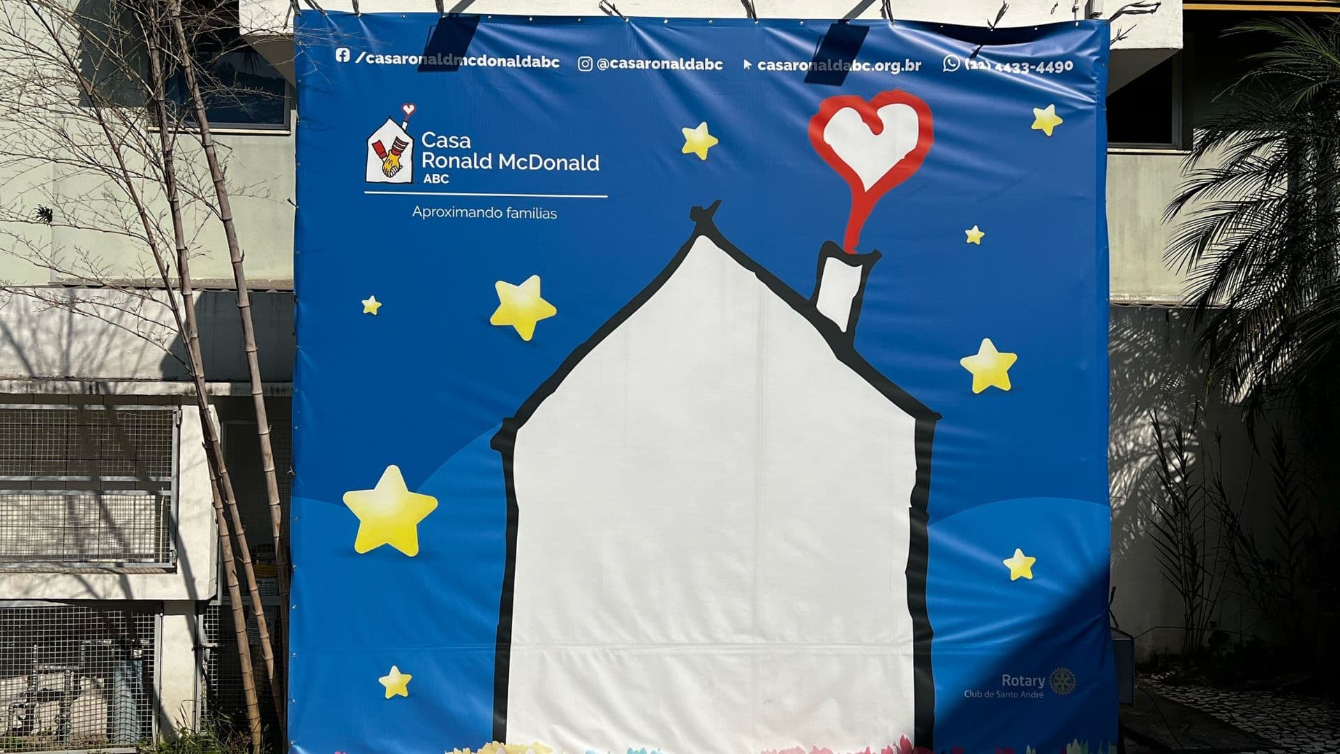 Cartaz da Casa Ronald Mc Donald.