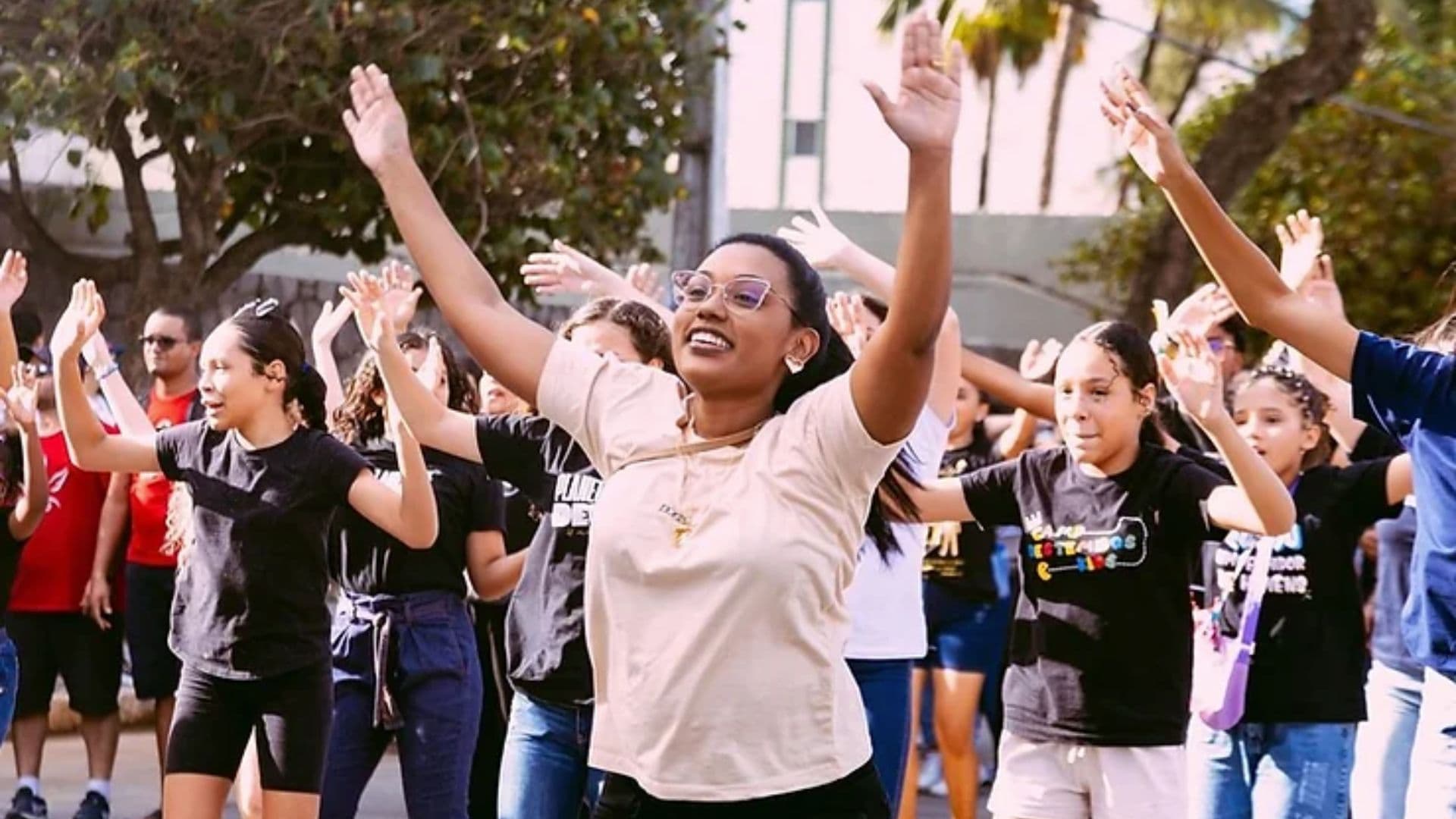 Mulher ora durante Marcha Para Jesus