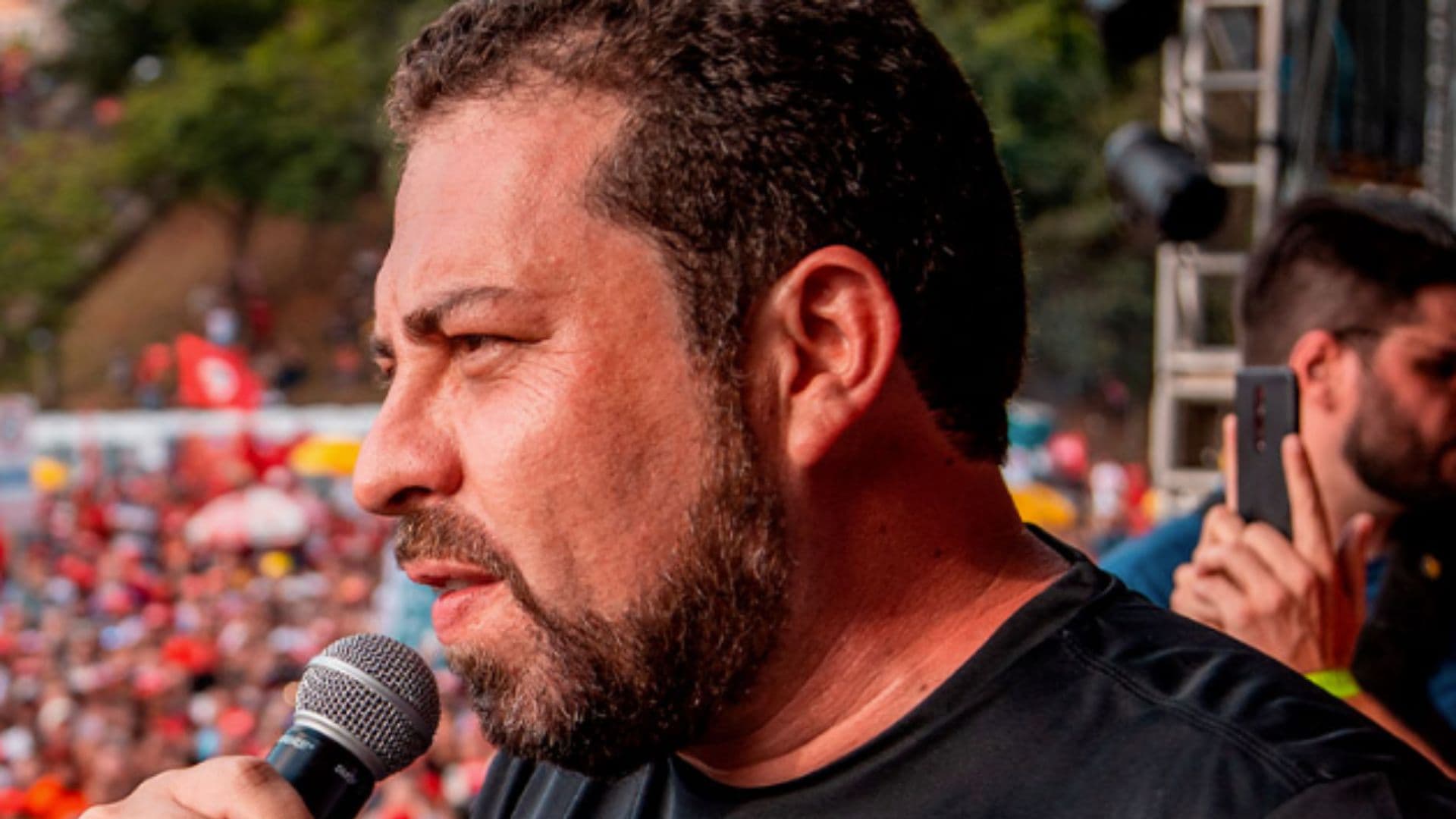 Boulos aparece discursando para multidão