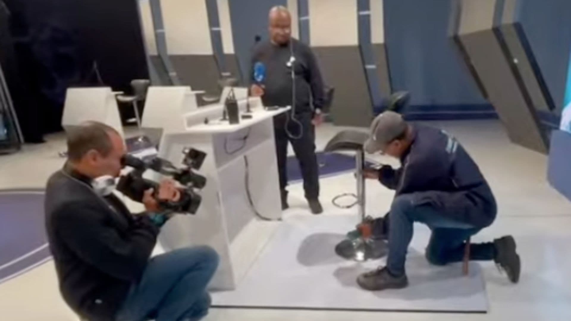 Datena da uma cadeirada em Marçal durante debate