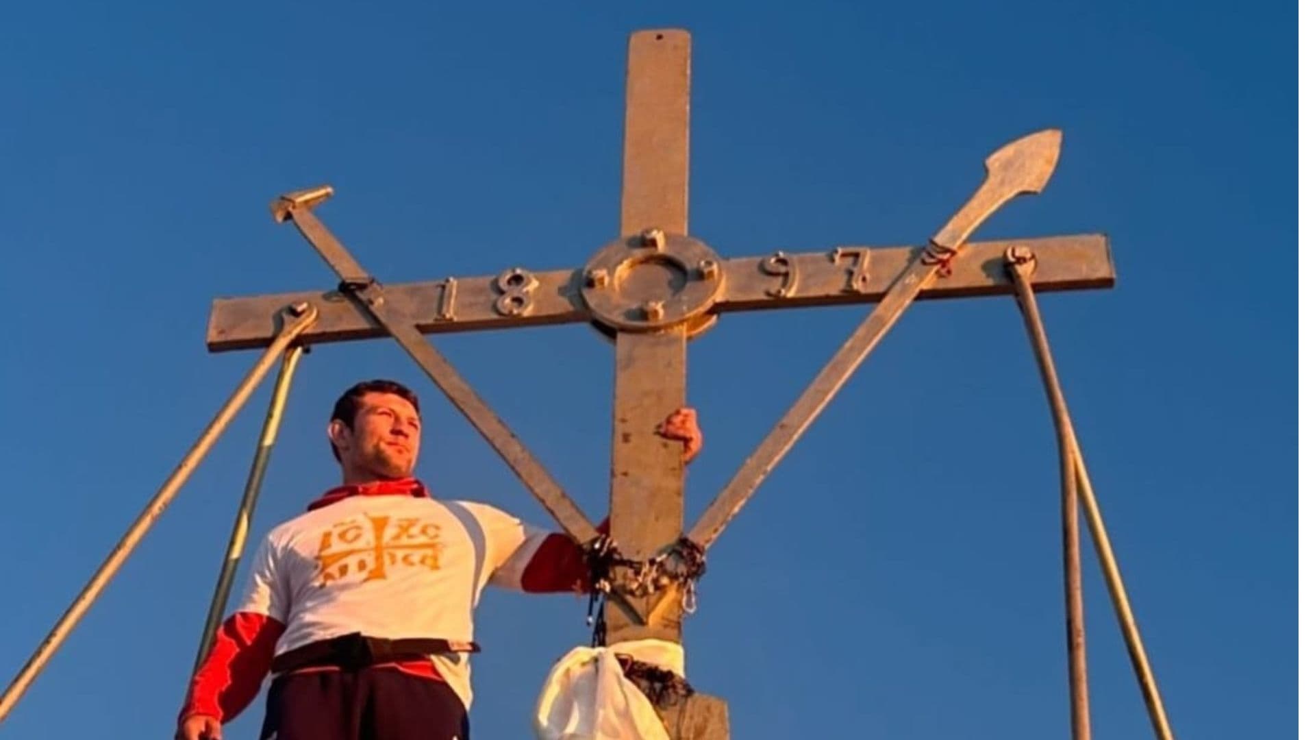 Nemanja Majdov aparece ao lado de cruz