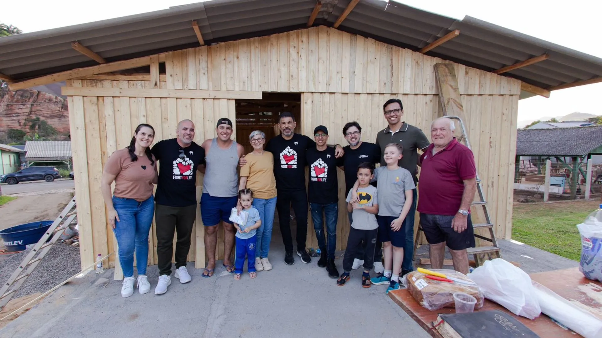 Grupo do Instituto Fight For Life, que organiza leilão beneficente nesta quinta