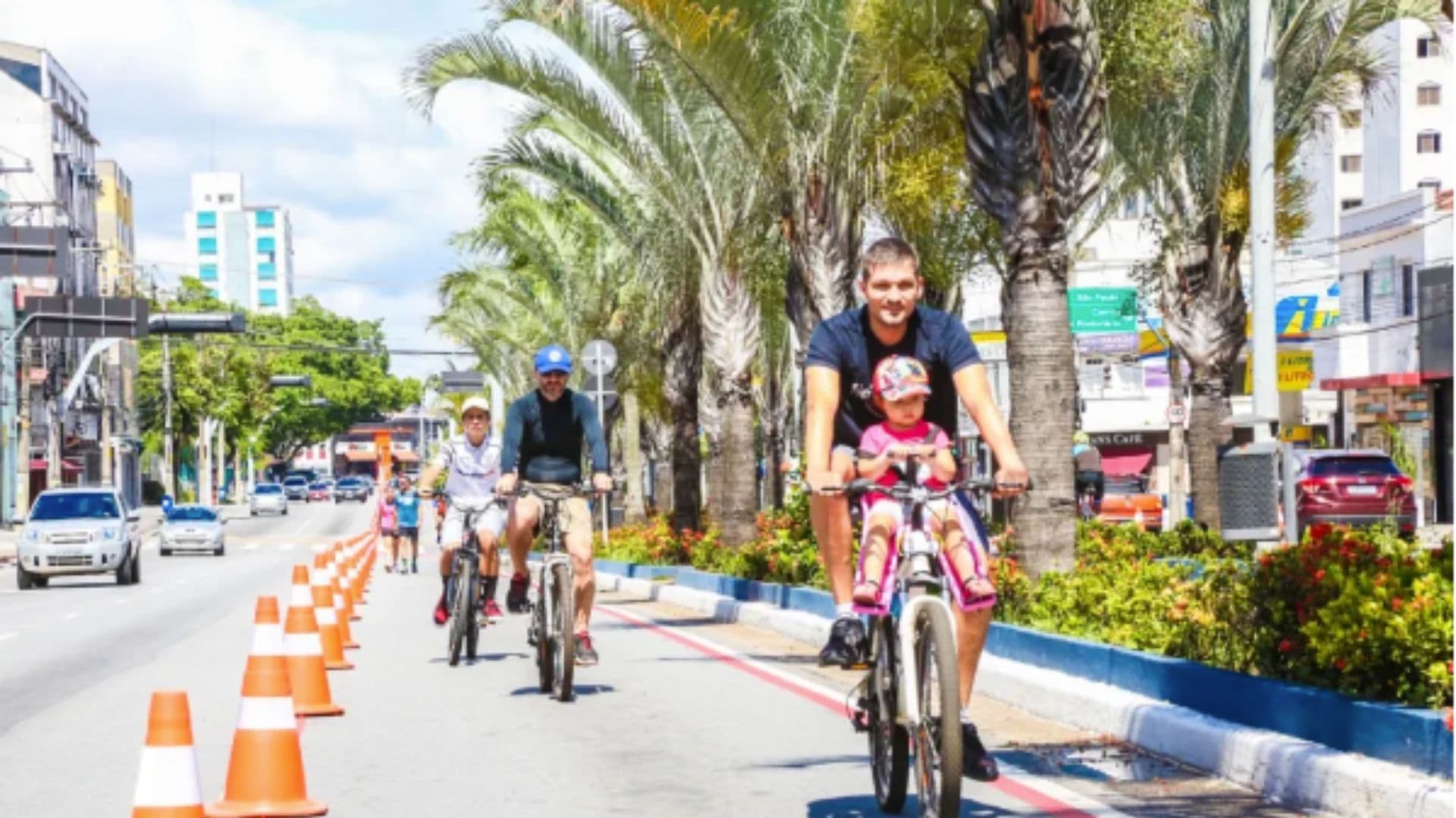Homem passeia com criança em São Caetano do Sul