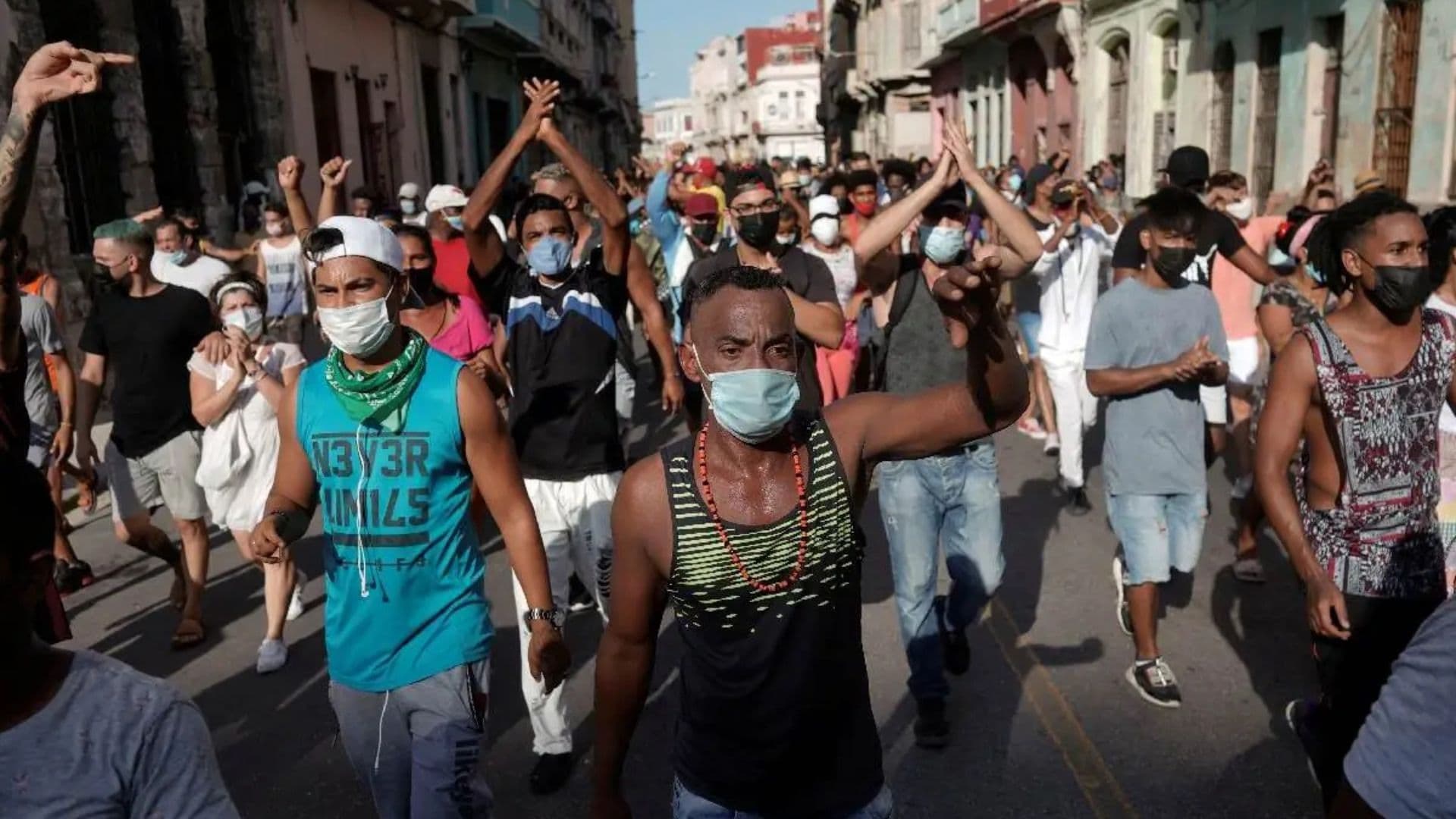 Povo cubano protestando em 2021.
