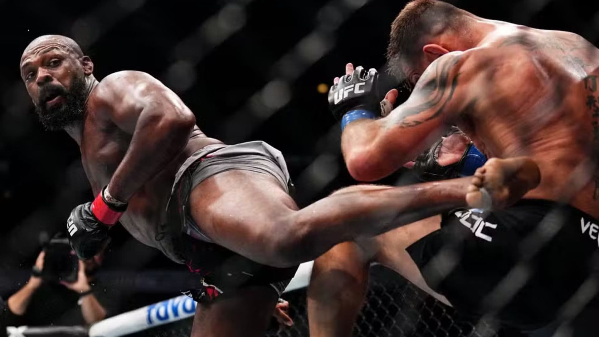 JJon Jones acerta chute em Stipe Miocic no UFC 309.