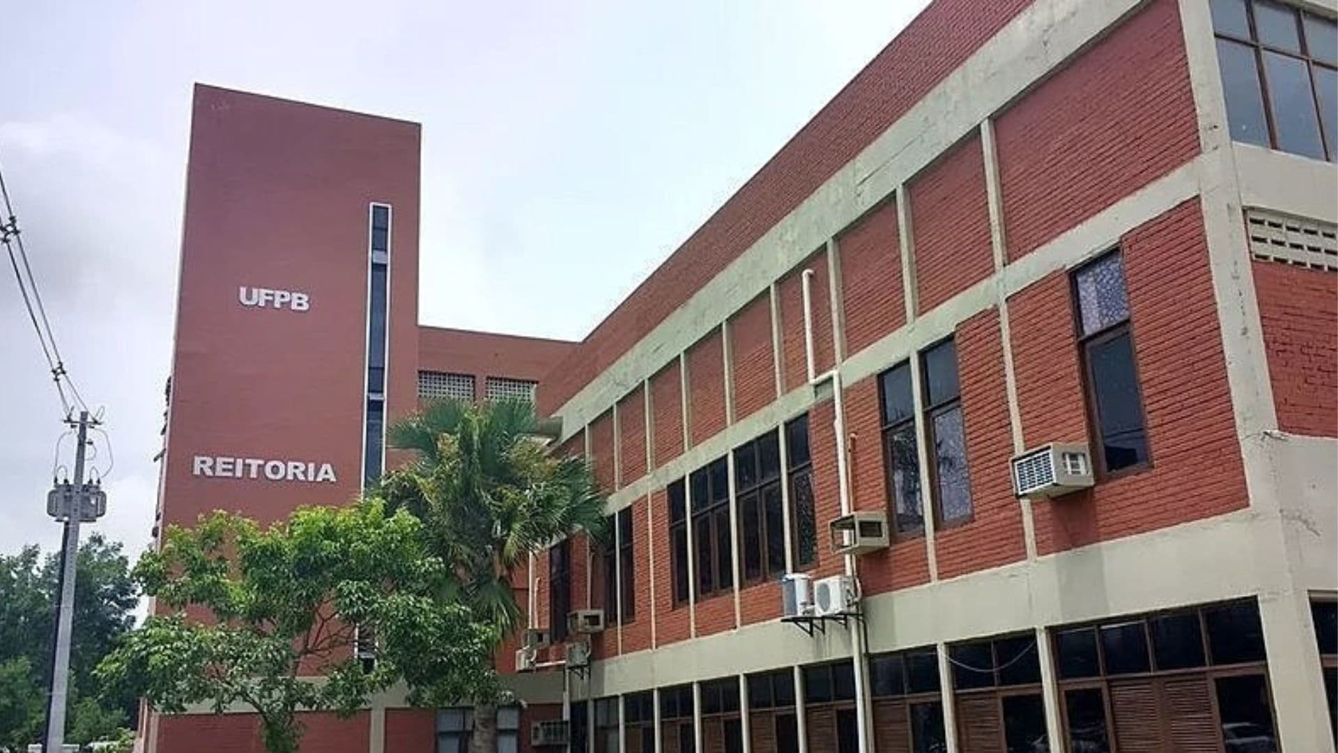 Prédio da Universidade Federal da Paraíba. Diretor e Faxineira de Universidade Processados por Transfobia