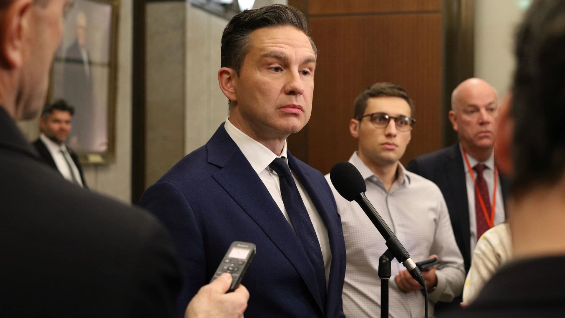 Pierre Poilievre falando com câmeras.