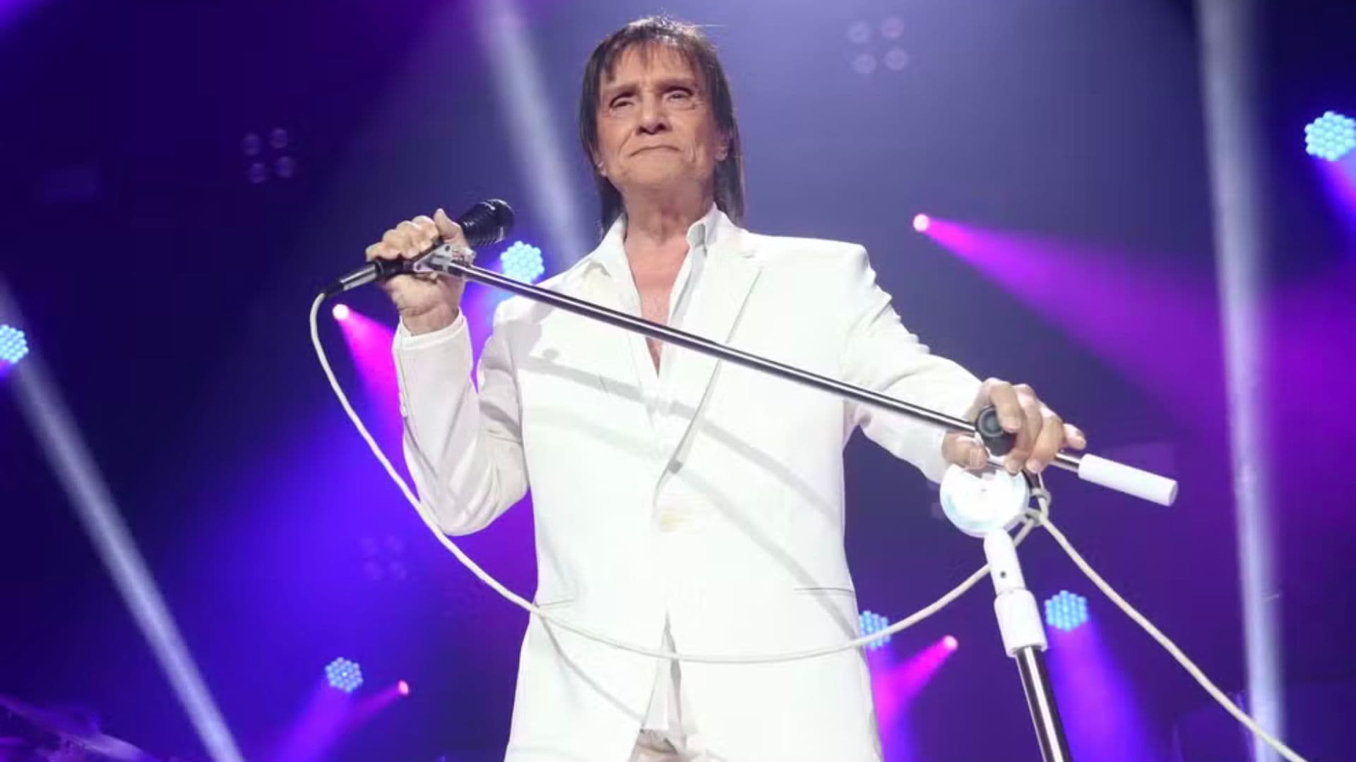 Roberto Carlos cantando durante o especial de Natal da Globo