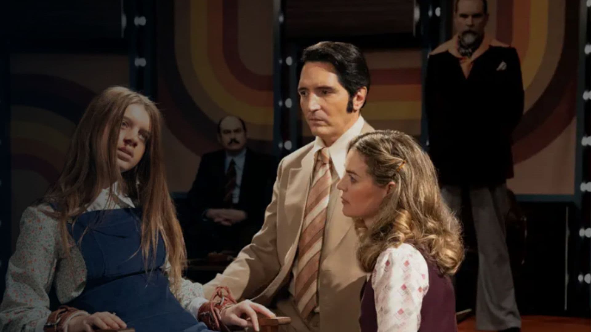 Entrevista com o Demônio: entenda o que é o filme. Com uma mistura de terror estilo “A Bruxa de Blair”, a trama conta a história de um apresentador que entrevista o diabo dentro do corpo de uma mulher.